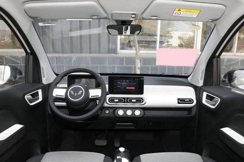 Ngoài màn hình trung tâm mới, trang bị tiện nghi của Wuling Mini EV 2024 vẫn dừng ở mức cơ bản do hướng tới yếu tố giá rẻ