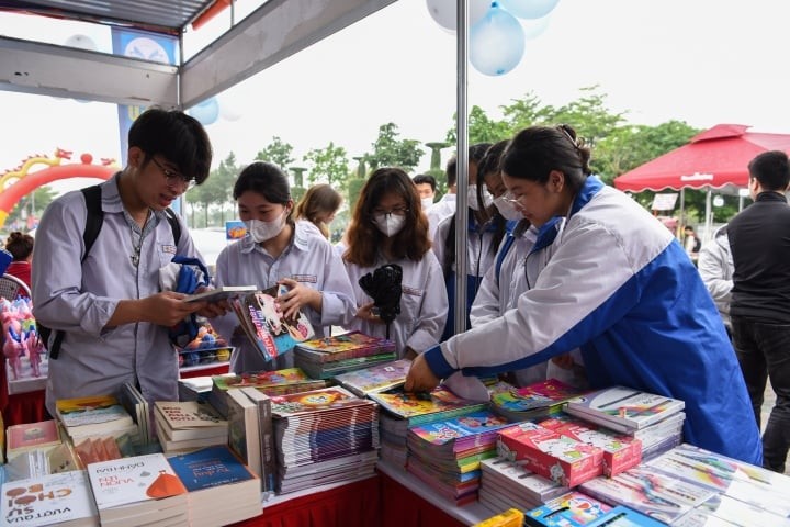 Ngày Sách và Văn hóa đọc Việt Nam năm 2023 của tỉnh Bắc Ninh thu hút sự tham gia của đông đảo các em học sinh. (Nguồn: VTC News)