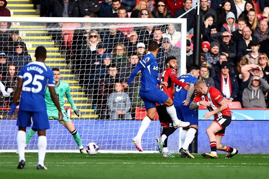 Ngay phút 11, Thiago Silva mở tỷ số cho đội khách Chelsea với pha kết thúc hiểm hóc.