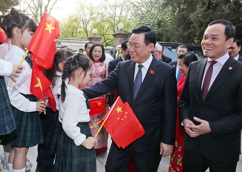NA Chairman Vuong Dinh Hue meets representatives of the Vietnamese community in China. (Source: VNA)