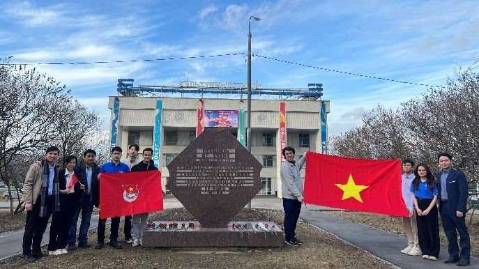 Đoàn viên, thanh niên Việt Nam tại Nga dâng hoa tưởng nhớ cố Tổng Bí thư Lê Duẩn