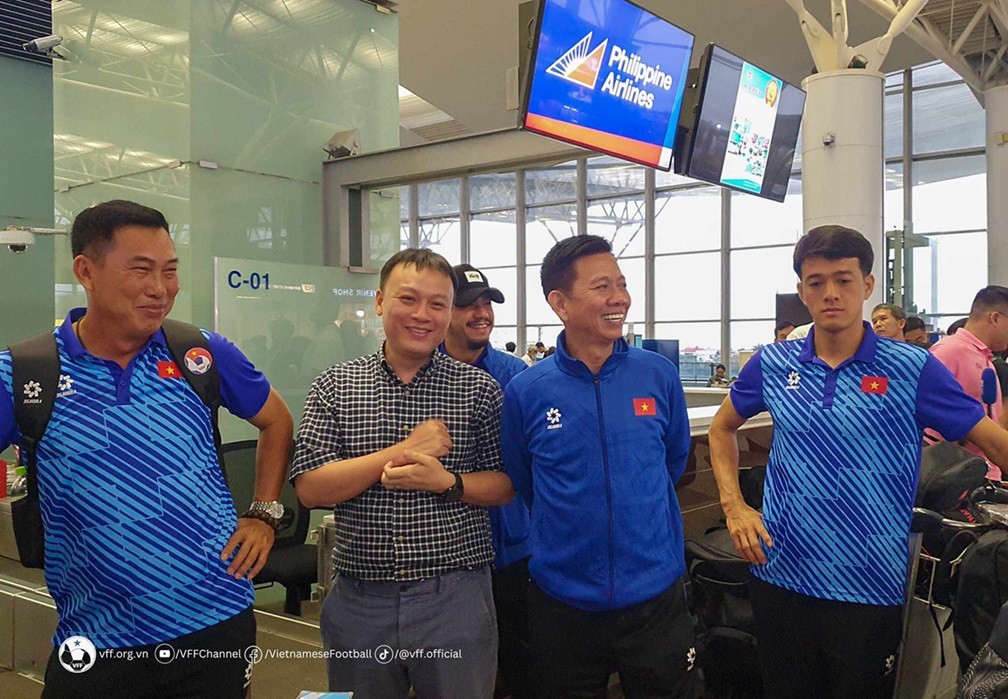 Các thành viên U23 Việt Nam di chuyển từ Trung tâm đào tạo bóng đá trẻ Việt Nam ra sân bay Nội Bài (Hà Nội) làm thủ tục lên đường sang Qatar chuẩn bị cho giải U23 châu Á. Trong chuyến đi này, HLV Hoàng Anh Tuấn mang theo 27 cầu thủ. Trường hợp vừa phải chia tay với U23 Việt Nam là Phan Tuấn Tài vì gặp chấn thương đầu gối.