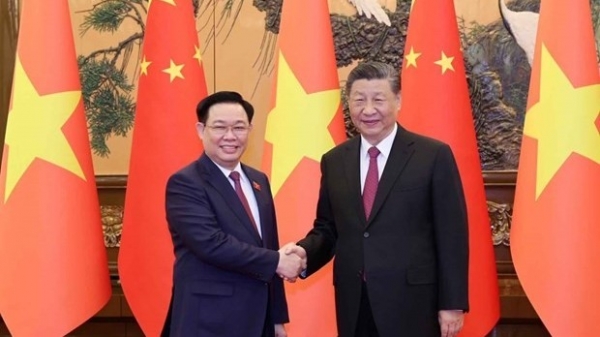 NA Chairman Vuong Dinh Hue meets with Chinese General Secretary, President Xi Jinping