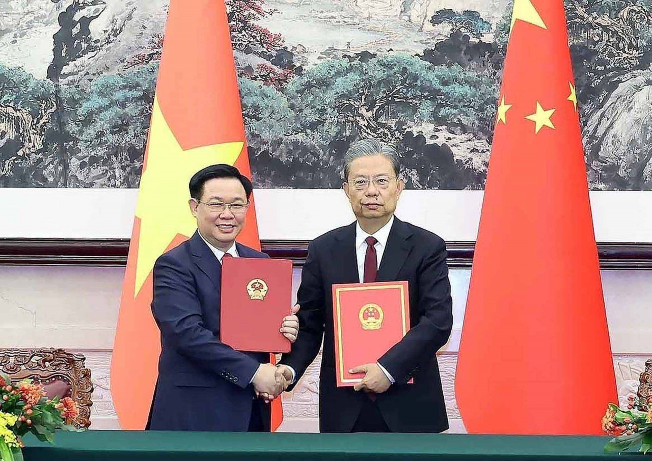 Chủ tịch Quốc hội Vương Đình Huệ và Ủy viên trưởng Ủy ban Thường vụ Nhân đại toàn quốc Trung Quốc Triệu Lạc Tế ký Thoả thuận hợp tác giữa Quốc hội hai nước. (Nguồn: TTXVN)