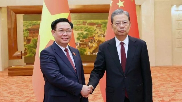 Vietnam, China top legislators hold talks in Beijing