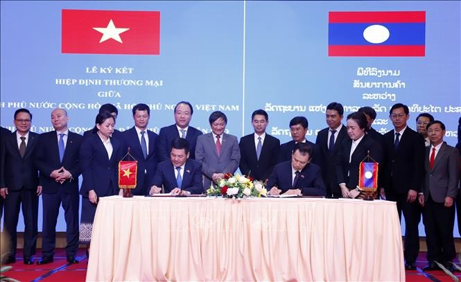 Bộ trưởng Bộ Công Thương Nguyễn Hồng Diên và Bộ trưởng Bộ Công Thương Lào Malaithong Kommasith ký Hiệp định thương mại Việt Nam-Lào. (Nguồn: TTXVN)