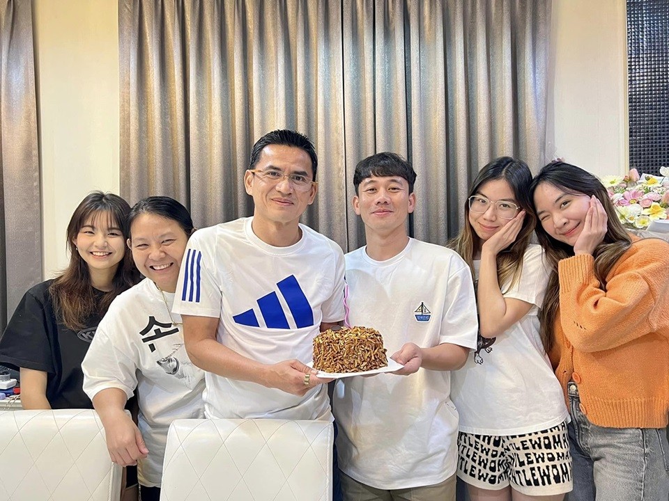 Sau khi vòng 15 khép lại, V-League 2023/24 nghỉ một tháng để U23 Việt Nam tập trung tham dự vòng chung kết U23 châu Á 2024 tại Qatar. Vì thế, Minh Vương có thời gian du lịch Thái Lan và đến chơi nhà HLV Kiatisuk. Tiền vệ HAGL được Zico Thái cùng vợ và 3 con gái chiêu đãi nhiều món ngon.