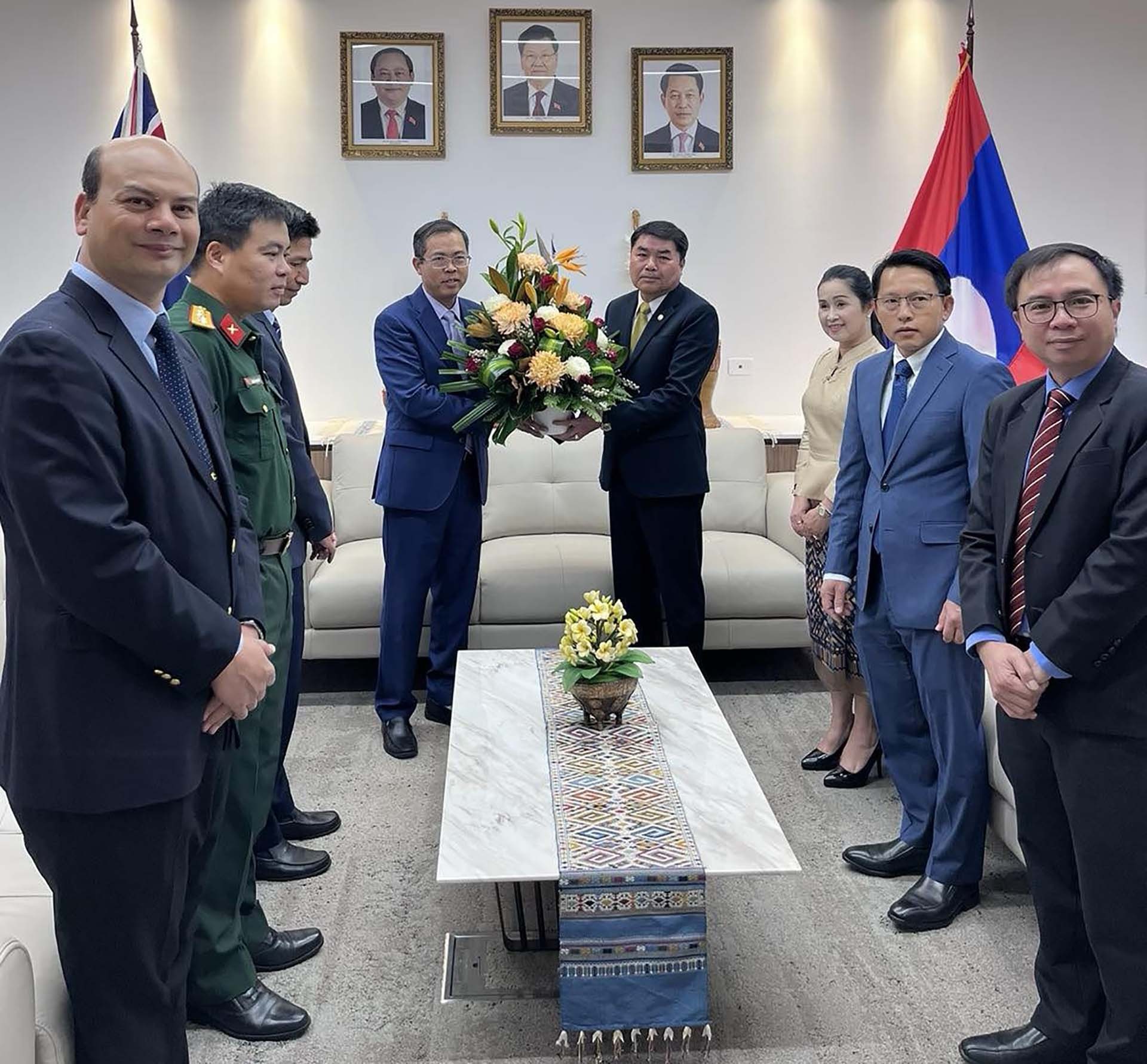 Đại sứ Phạm Hùng Tâm chúc mừng Đại sứ Lào Sinchai Manivanh nhân dịp Tết cổ truyền Bun Pi May 2024.