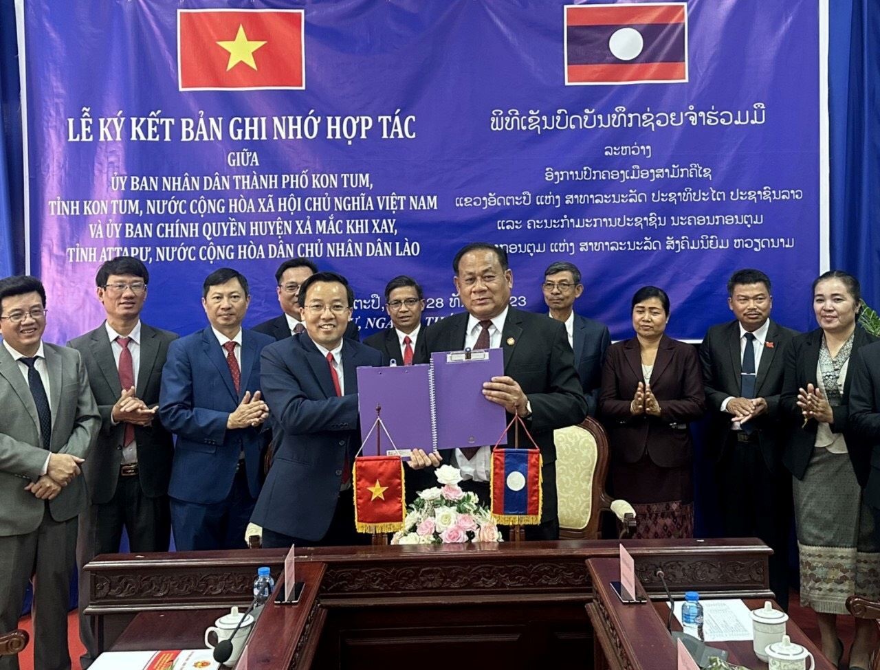 Chính quyền TP Kon Tum và huyện Xả Mắc Khi Xay (Lào) ký kết hợp tác phát triển.