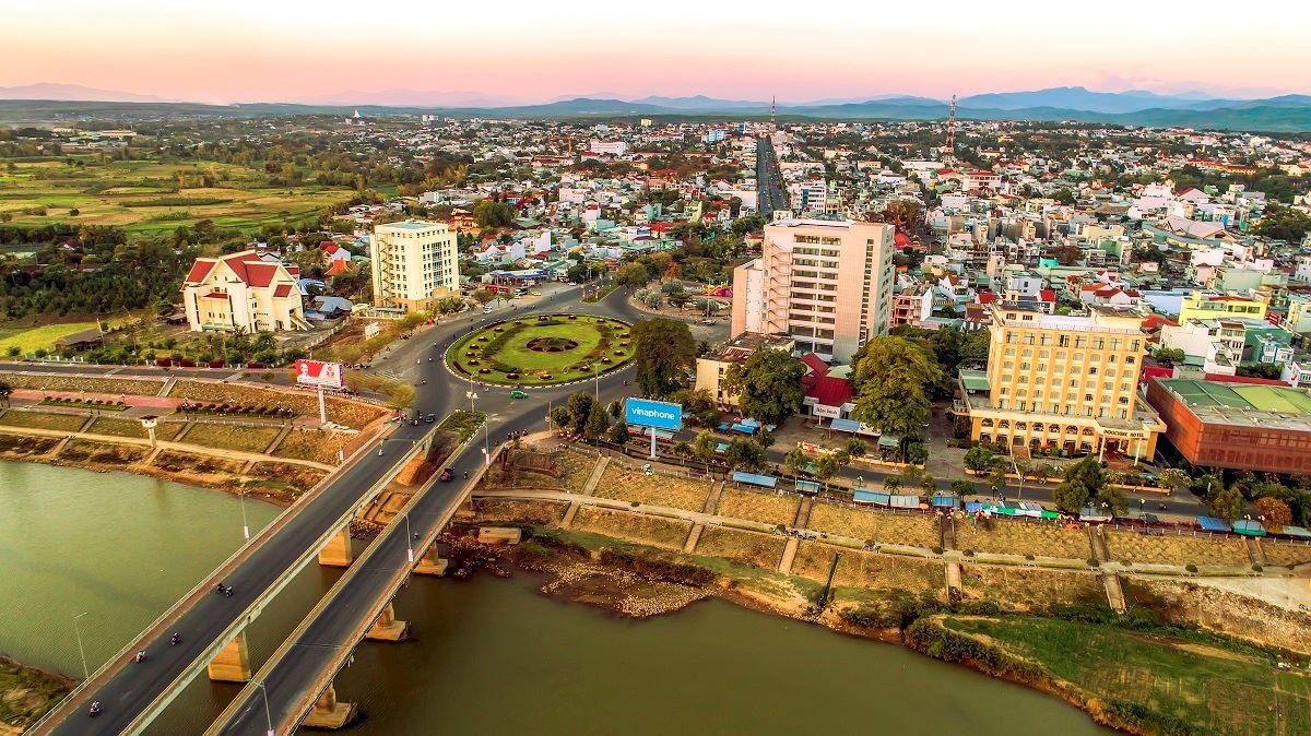 Thành phố Kon Tum bên sông Đắk Bla ngày càng đổi mới, khởi sắc.