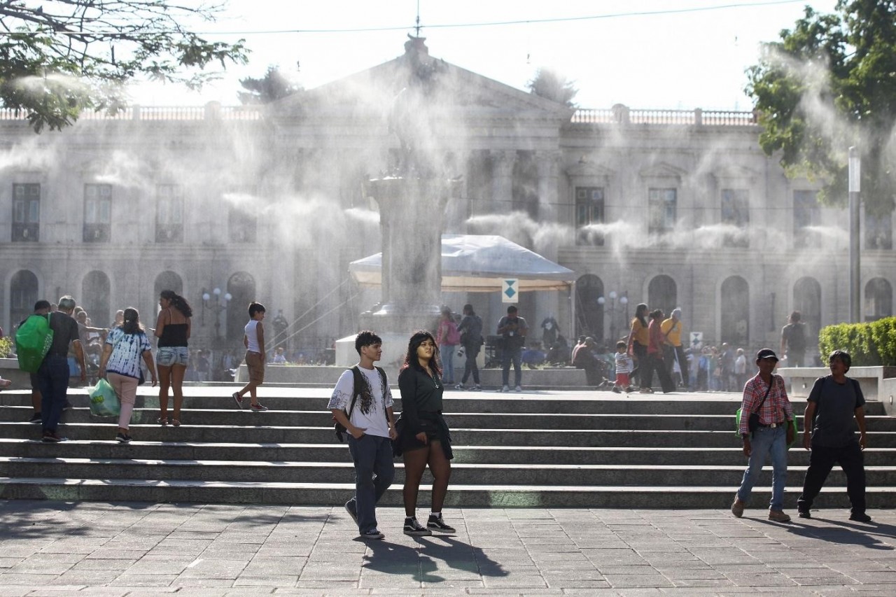 Hệ thống phun nước làm giảm nhiệt độ trong đợt nắng nóng tại quảng trường Gerardo Barrios, El Salvador. (Nguồn: Reuters)