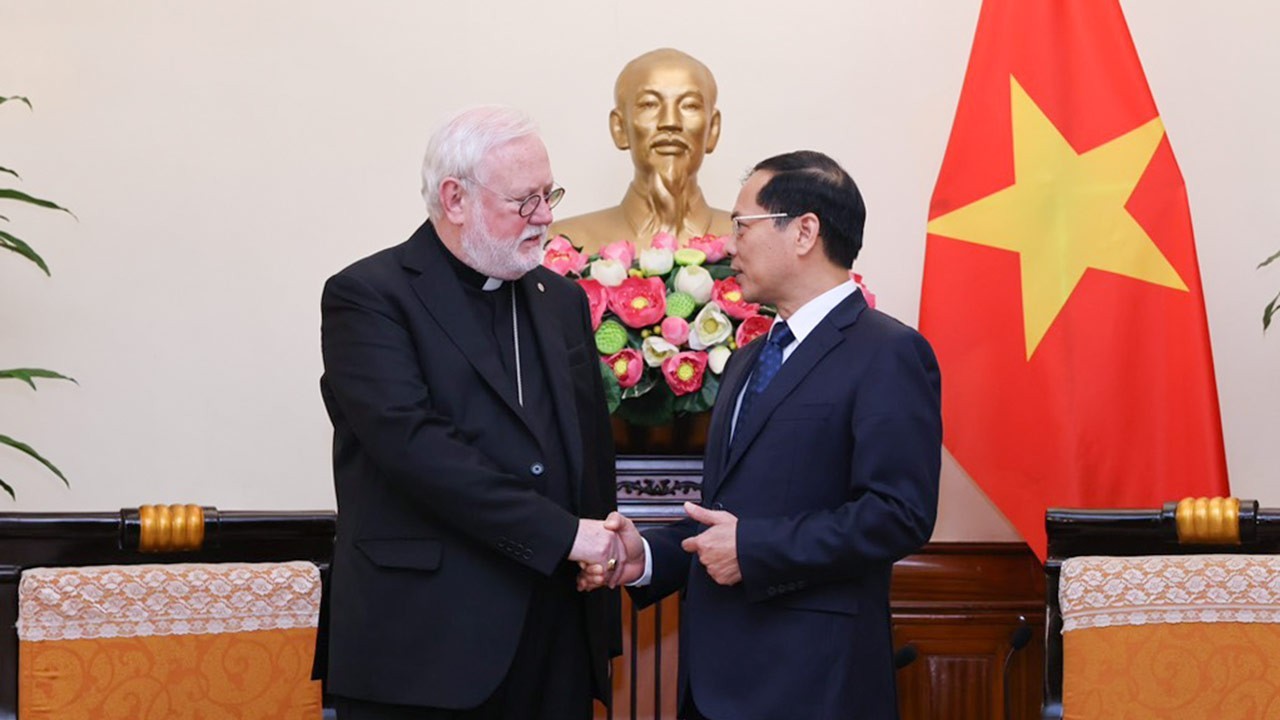 FM Bui Thanh Son receives Archbishop Paul Richard Gallagher in Hanoi