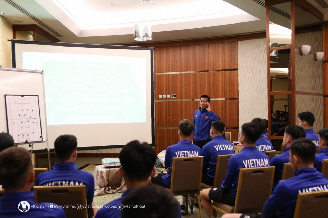 Thầy trò đội tuyển U23 Việt Nam trao đổi chuyên môn. (Nguồn: VFF)