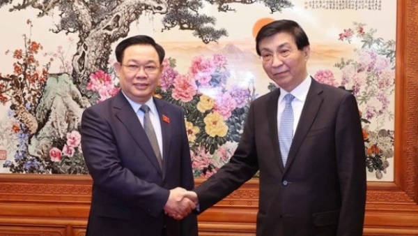 NA Chairman Vuong Dinh Hue meets Chinese front leader Wang Huning