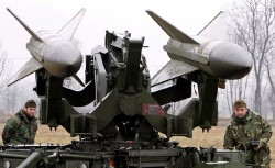 Mỹ bán vũ khí cho Ukraine, cảnh báo 'không ngồi yên' nếu Nga thắng