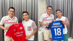 Thái Lan: HLV Kiatisuk, Chanathip Songkrasin thăm và tặng áo đấu cho nhau