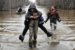 Nước sông dâng cao, hàng trăm nghìn người Nga và Kazakhstan phải sơ tán