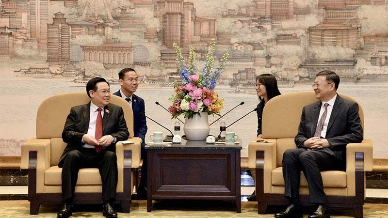 NA Chairman Vuong Dinh Hue receives Shanghai Party chief Chen Jining