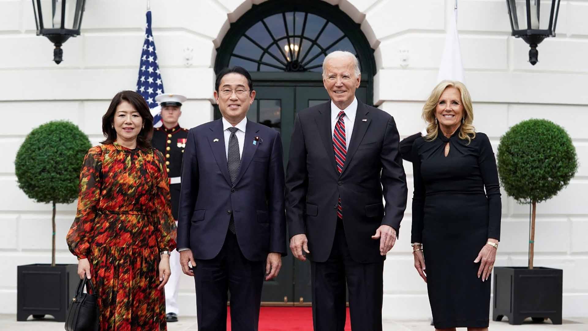 Tổng thống Mỹ Joe Biden và phu nhân chào đón Thủ tướng Kishida Fumio và phu nhân tại Nhà Trắng ngày 9/4. (Nguồn: Bloomberg)