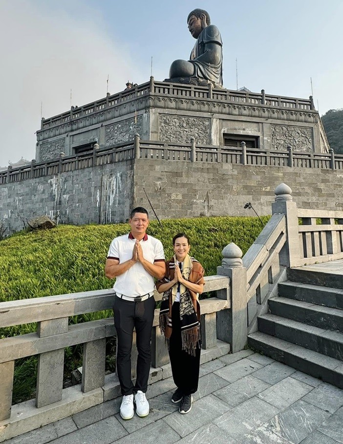 Trên đường lên đỉnh Fansipan có bức tượng Phật lớn, Bình Minh và bà xã Anh Thơ dừng chân, tranh thủ chắp tay cầu sức khỏe, bình an và may mắn.