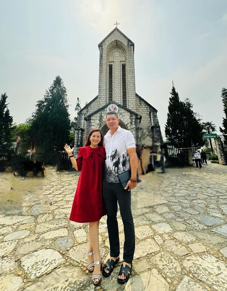 Bình Minh cùng bà xã tạo dáng trước nhà thờ đá nổi tiếng ở Sa Pa. Doanh nhân Anh Thơ cho biết, resort họ ở gần điểm đi cáp treo lên đỉnh Fansipan và cũng rất tiện tham quan nhà thờ đá, chợ tình.