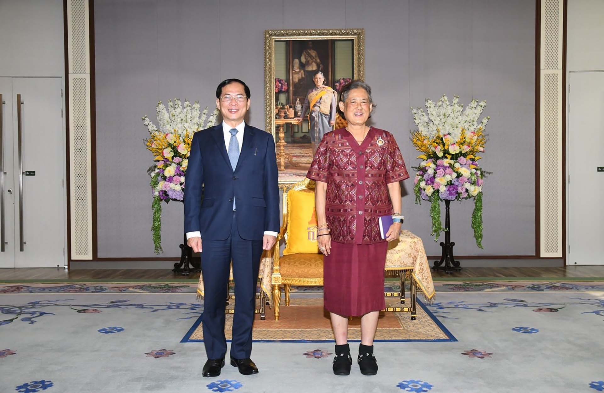 Bộ trưởng Ngoại giao Bùi Thanh Sơn chào Công chúa Thái Lan Maha Chakri Sirindhorn