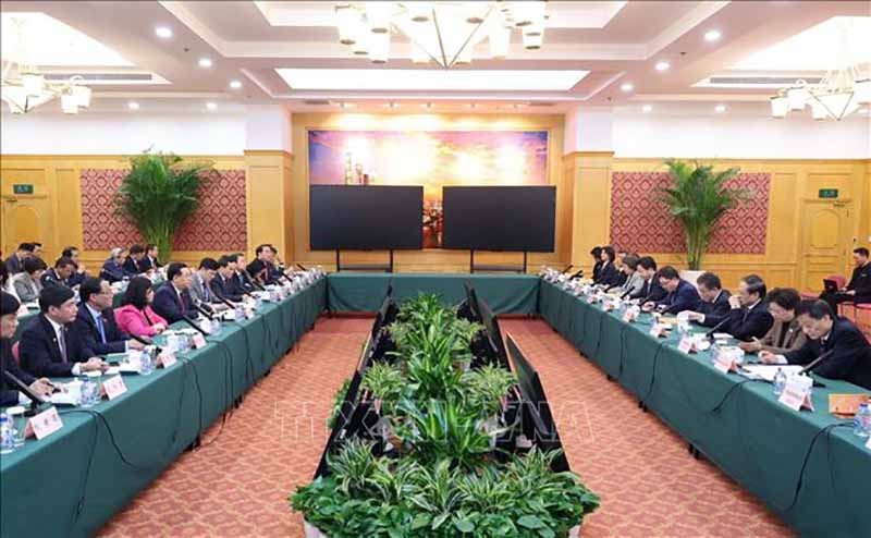 Cuộc tọa đàm giữa Chủ tịch Quốc hội Vương Đình Huệ và đoàn Việt Nam với lãnh đạo Khu thí điểm mậu dịch tự do Thượng Hải. (Nguồn: TTXVN)