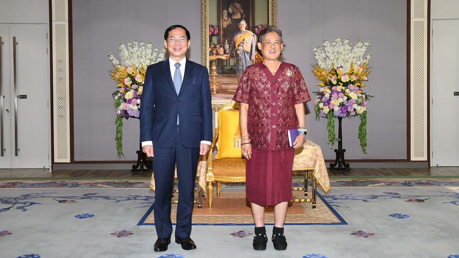Bộ trưởng Ngoại giao Bùi Thanh Sơn chào Công chúa Thái Lan Maha Chakri Sirindhorn