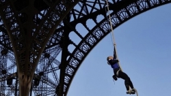Leo dây lên tháp Eiffel, nữ VĐV Pháp phá kỷ lục thế giới