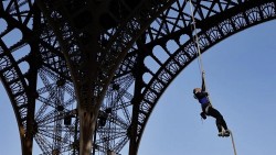 Leo dây lên tháp Eiffel, nữ VĐV Pháp phá kỷ lục thế giới