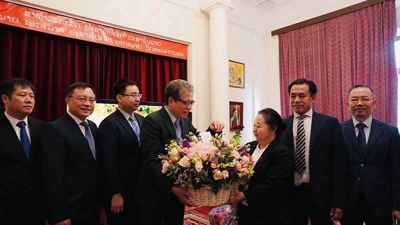 Đại sứ Đặng Minh Khôi trao lẵng hoa tặng Đại sứ Lào Vilavanh Yiapoher. (Nguồn: nhandan.vn)