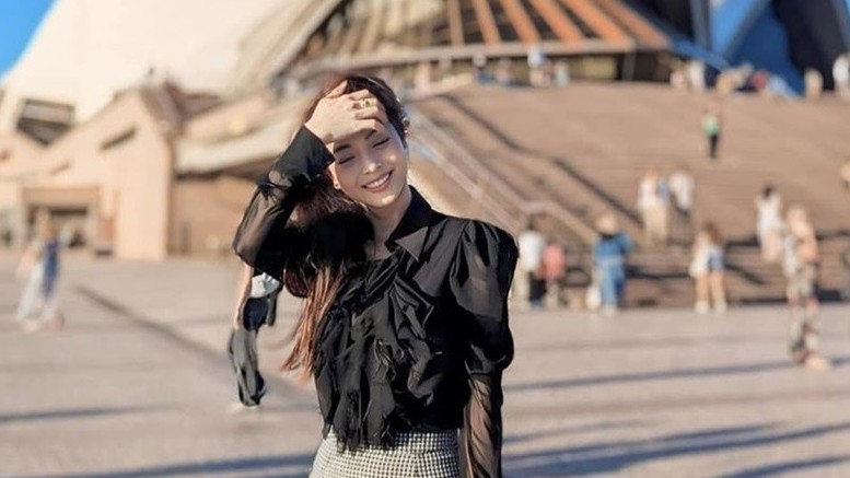 Hoa hậu Jennifer Phạm thời trang đa phong cách kết hợp túi Chanel đơn sắc đen