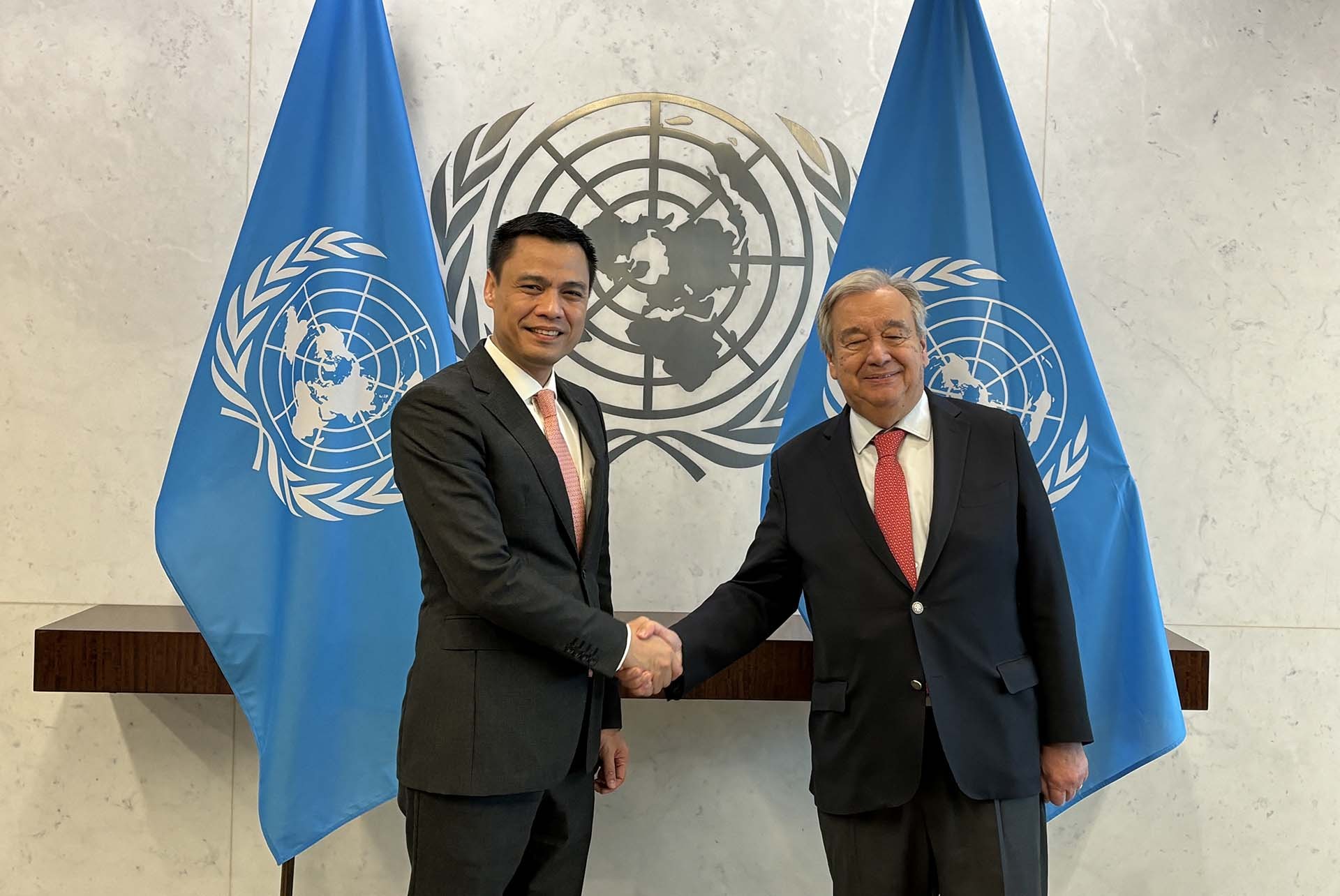 Đại sứ Đặng Hoàng Giang và Tổng Thư ký Liên hợp quốc Antonio Guterres.