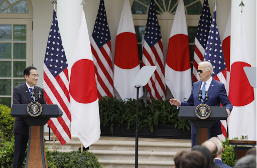 Thủ tướng Nhật Bản Kishida Fumio và Tổng thống Mỹ Joe Biden bắt tay tại cuộc gặp cấp cao tại Nhà Trắng vào ngày 10/4. (Nguồn: Kyodo News)