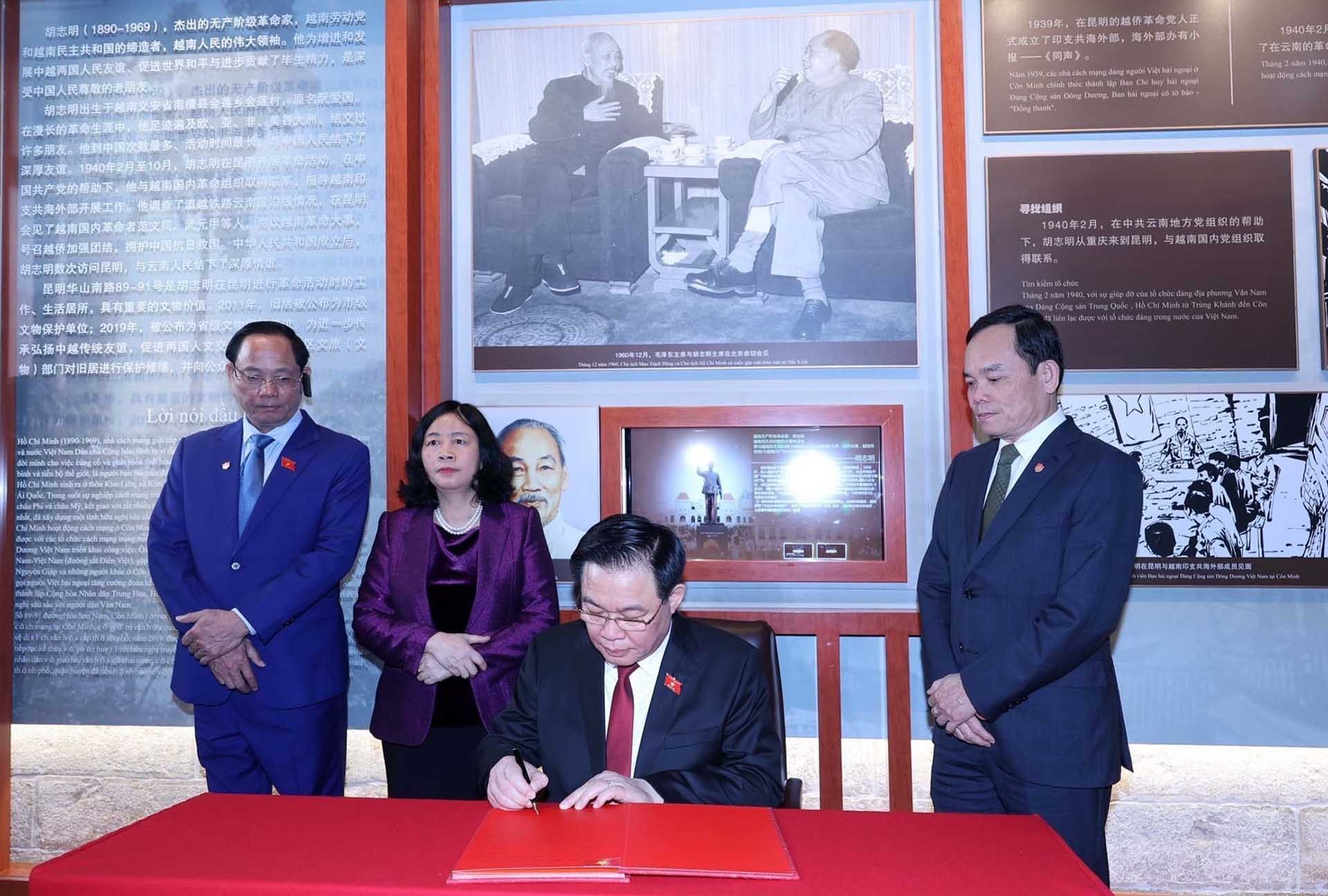 Chủ tịch Quốc hội Vương Đình Huệ viết lưu bút tại Khu Di tích lịch sử Chủ tịch Hồ Chí Minh. (Nguồn: TTXVN)