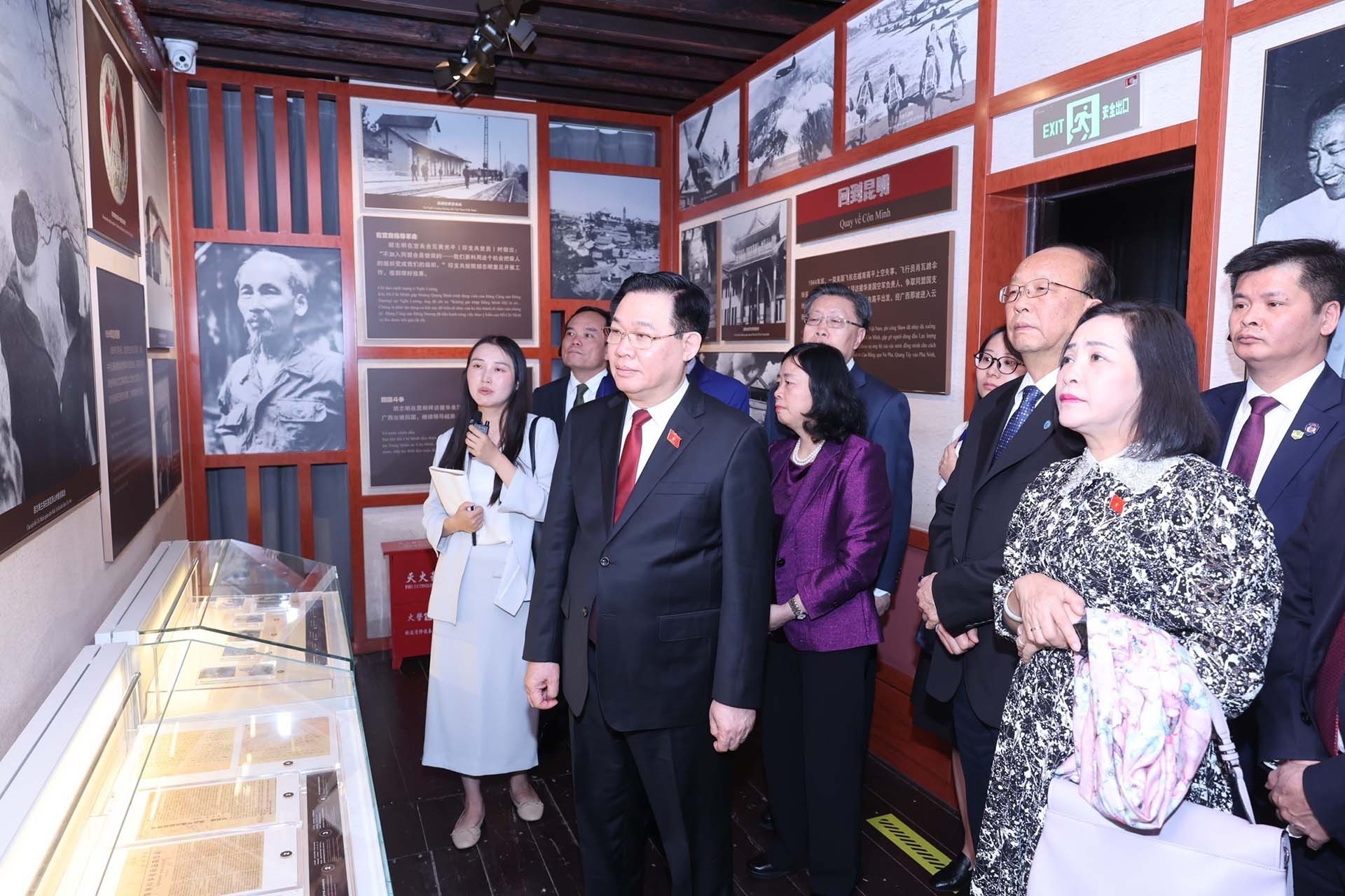 Chủ tịch Quốc hội Vương Đình Huệ tham quan Khu di tích lịch sử Chủ tịch Hồ Chí Minh tại thành phố Côn Minh. (Nguồn: TTXVN)