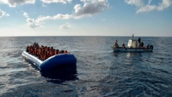 Hải quân Morocco giải cứu 54 người di cư ngoài khơi Đại Tây Dương