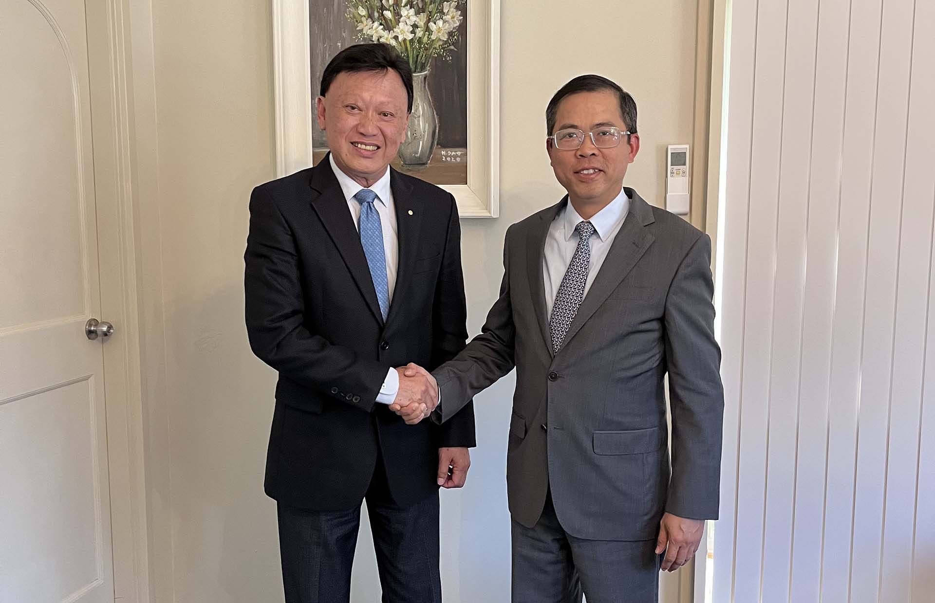 Đại sứ Phạm Hùng Tâm và ông Francis Wong tại buổi tiếp. (Ảnh: ĐSQ Việt Nam tại Australia)