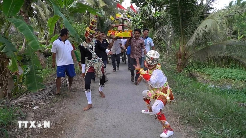 Người dân đưa kiệu trong nghi thức tống tàu của lễ hội Đom Lơng Néak Tà. (Ảnh: TTXVN phát)