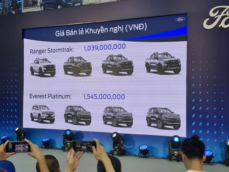 Giá xe Ford Ranger Stormtrak và giá Everest Platinum được chính thức công bố.