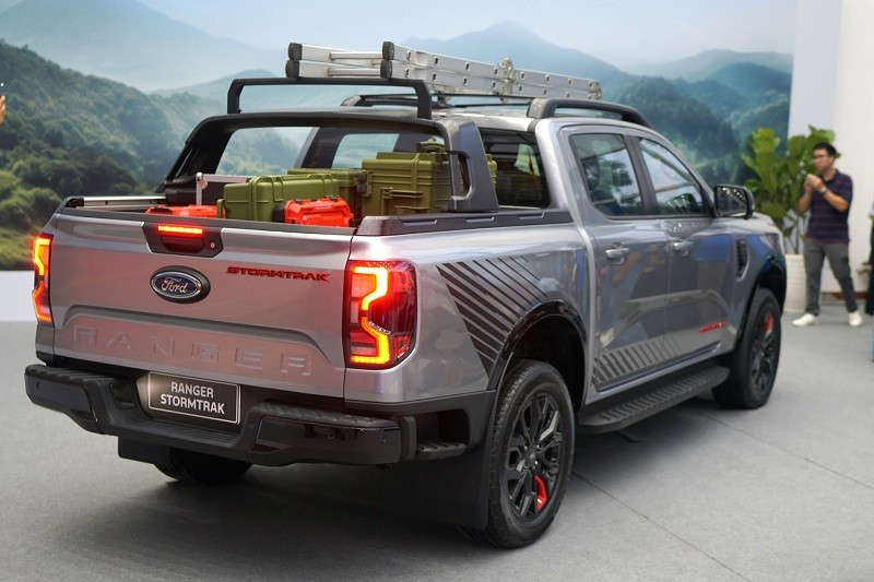 Bộ đôi Ford Ranger Stormtrak và Everest Platinum chốt giá bán tại Việt Nam