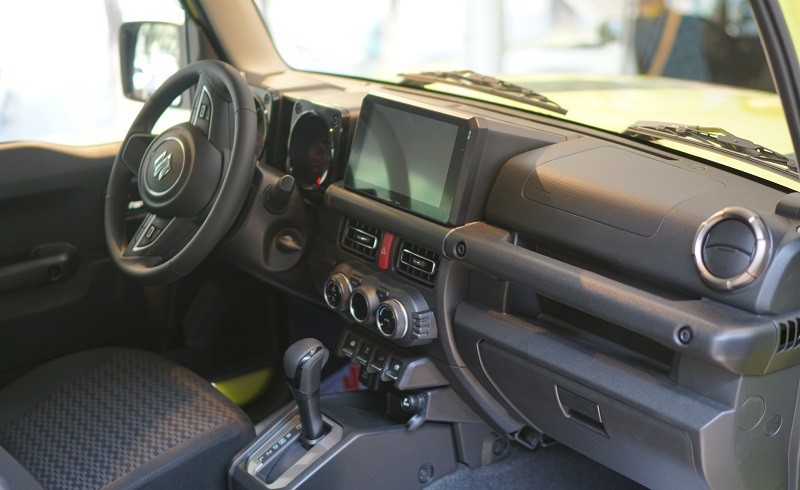 Nội thất Suzuki Jimny chỉ gồm những trang bị cơ bản.
