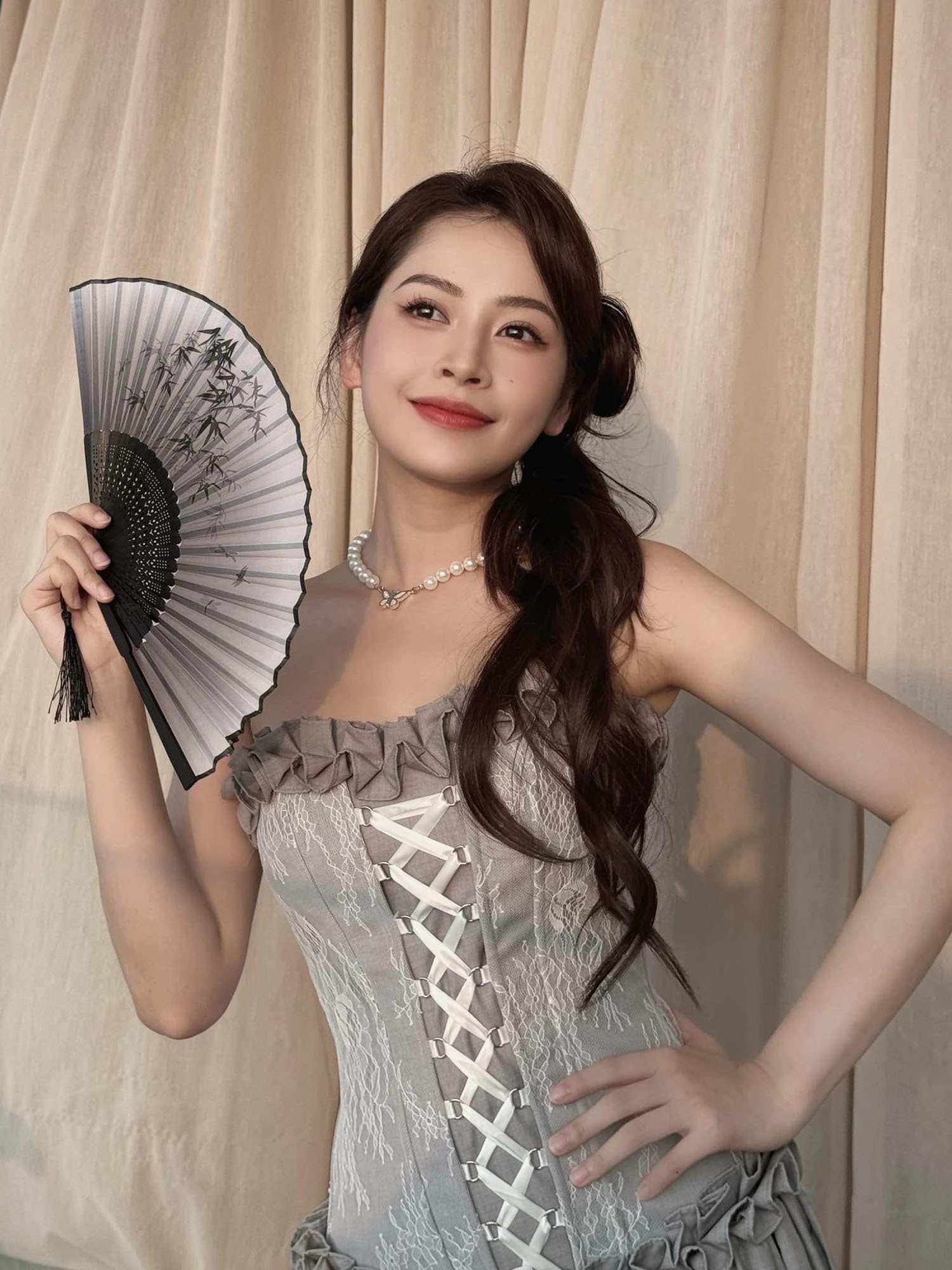 Chi Pu được nhiều khán giả khen ngợi nhan sắc khi tạo dáng trong mẫu váy corset gợi cảm.