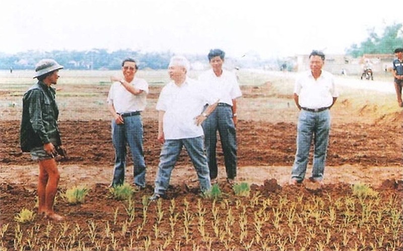 Đồng chí Đào Duy Tùng thăm bà con nông dân tỉnh Thái Bình.
