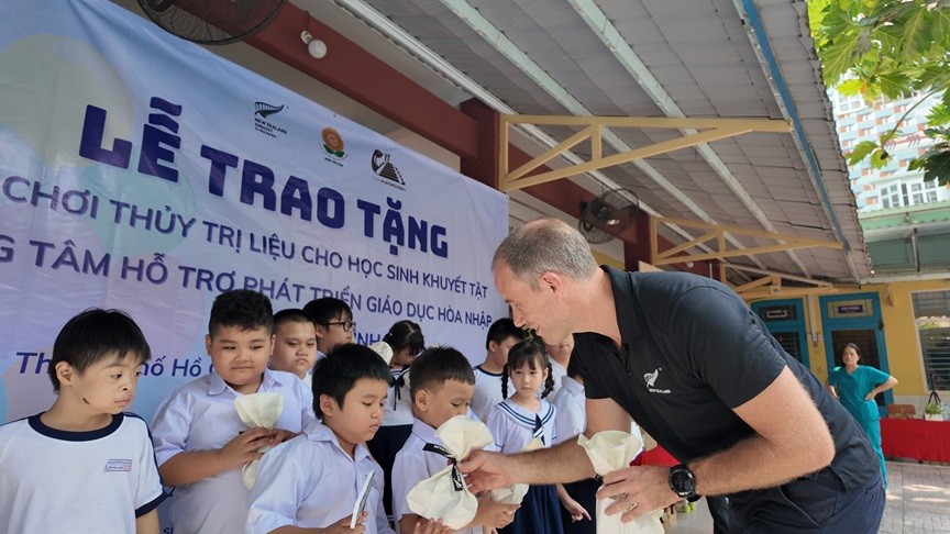 Trao tặng sân chơi thủy trị liệu đầu tiên cho trẻ khuyết tật trí tuệ tại Việt Nam