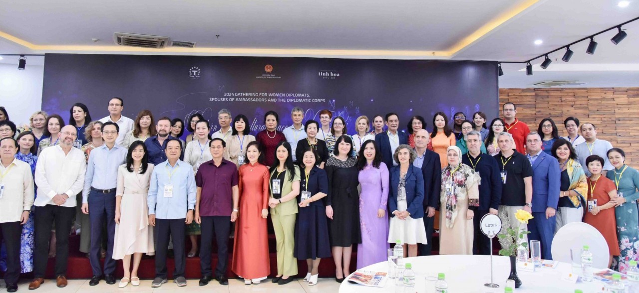 Diplomats attended the “2024 Gathering for women diplomats, spouses of ambassadors and the diplomatic corps” under the theme “Return to the cultural space of Xu Doai”. (Photo: Nguyen Hong)