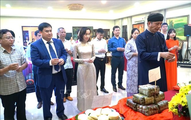 Đại sứ Đinh Ngọc Linh cùng các cán bộ, nhân viên Đại sứ quán Việt Nam tại Malaysia dâng hương trong lễ Giỗ Tổ Hùng Vương. Ảnh: Hằng Linh-PV TTXVN tại Malaysia