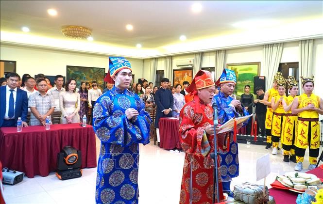 Ông Nguyễn Quốc Hoàng – Phó chủ tịch Hiệp hội hữu nghị Malaysia - Việt Nam chủ trì Lễ tế và dâng hương Quốc Tổ Hùng Vương. Ảnh: Hằng Linh-PV TTXVN tại Malaysia Ông Nguyễn Quốc Hoàng – Phó chủ tịch Hiệp hội hữu nghị Malaysia - Việt Nam chủ trì Lễ tế và dâng hương Quốc Tổ Hùng Vương. Ảnh: Hằng Linh-PV TTXVN tại Malaysia