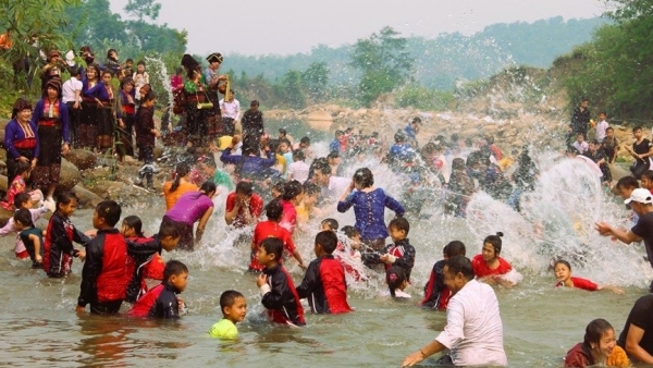 Đặc sắc lễ hội Tết té nước Bun Huột Nặm của người Lào ở Điện Biên