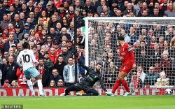 Ngoại hạng Anh: Liverpool, Arsenal cùng thua trên sân nhà; Man City hưởng lợi